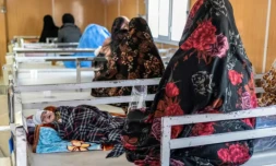 Des Afghanes avec leurs enfants sont assises dans le service de malnutrition de Médecins sans frontières (MSF) d’un hôpital à Hérat le 8 janvier 2026. Certaines familles parcourent des centaines de kilomètres pour atteindre l’hôpital d’Hérat, faute d’infrastructures de santé dans leurs provinces d’origine ( AFP / Wakil KOHSAR )