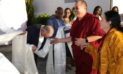  Saint-Pierre : Matthieu Ricard et Rabjam Rinpoché en visite au temple bouddhiste tibétain