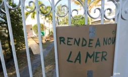 Rassemblement devant le siÚge de la Réserve marine