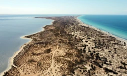 Vue aérienne de l'île libyenne de Farwa, à quelque 170 kilomètres de Tripoli, le 10 juin 2021