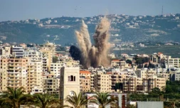 Une frappe aérienne israélienne sur la région d'al-Housh, vue depuis Tyr, dans le sud du Liban, le 12 mai 2026 ( AFP / Kawnat HAJU )
