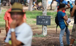 Manifestation contre les paillotes de plage KURR