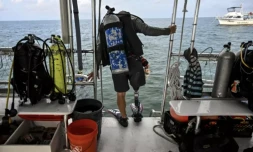 L'ancien combattant Billy Costello s'apprĂȘte Ă plonger, prĂšs de Key West, en Floride, le 13 juillet 2023 ( AFP / CHANDAN KHANNA )