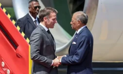 Le président français Emmanuel Macron est accueilli par le Premier ministre de l'île Maurice Navin Ramgoolam à son arrivée à Port Louis le 20 novembre 2025 ( AFP / Ludovic MARIN )
