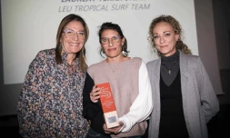 Ethel Guiltat (à droite, directrice administrative et financière) et Mélanie Fosse (au centre, responsable pédagogique et sportive) ont reçu le trophée pour l'action du club dans le sport féminin. Une sacrée récompense à la fois pour le dynamique club de l'île de la Réunion mais aussi pour le surf français. (© ANS)