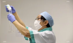 un pharmacien fabrique du gel hydroalcoolique