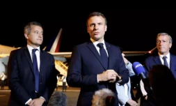Emmanuel Macron (c), entouré des ministres de l'Intérieur Gérald Darmanin (g) et de l'Outre-mer, Philippe Vigier, à leur arrivée à Nouméa, le 24 juillet 2023 ( AFP / Ludovic MARIN )