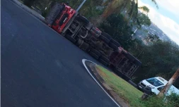 Camion couché rond-point Etang Sant Paul 