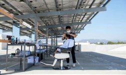 Un coiffeur à Los Angeles, le 4 août 2020