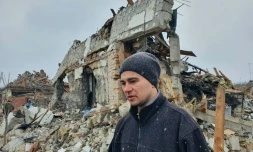 Oleg Roubak le 2 mars 2022 devant sa maison en ruines à Jytomyr, en Ukraine, aprÚs un bombardement dans lequel il a perdu son épouse