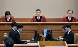 Le président de la Cour constitutionnelle de Corée du Sud, Moon Hyung-bae (au centre) prononce l'arrêt destituant le président Yoon Suk Yeol, le 4 avril 2025 à Séoul ( POOL / KIM Min-Hee )