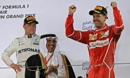 Le pilorte allemand Sebastian Vettel (Ferrari) bras levés sur le podium après sa victoire au Grand Prix de Bahreïn sur le cicuit de Sakhir, le 16 avril 2017
