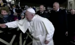 Pape François, agrippé, agacé, Nouvel an