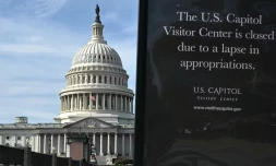 Un panneau devant le CongrĂšs amĂ©ricain explique que « le centre dâaccueil des visiteurs du Capitole est fermĂ© en raison dâun manque de crĂ©dits budgĂ©taires », causĂ© par le shutdown, Ă Washington, le 4 novembre 2025. MANDEL NGAN/AFP