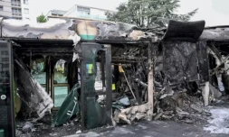 Un tramway incendié à Clamart, en région parisienne, le 29 juin 2023 ( AFP / Emmanuel DUNAND )