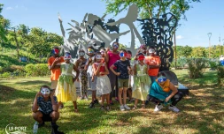 Au Port : les enfants parés de leurs plus beaux déguisements [?]