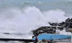 La Possession : un véliplanchiste profite du calme avant la tempête