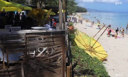 Manifestation contre les paillotes de plage KURR