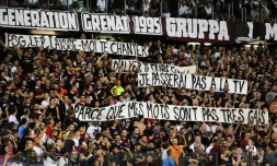 La rencontre de L1 entre le PSG et Metz à Longeville-lÚs-Metz interrompue pendant trois minutes aprÚs le déploiement par les Ultras messins d'une banderole jugée homophobe le 30 août 2019