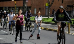 Cyclistes, patineurs et joggeurs sur une piste cyclable lors de la journée hebdomadaire sans voiture à Bogota, le 8 décembre 2024 en Colombie