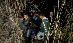 Un groupe de migrants venus du Honduras et du Guatemala débarque du bateau d'un passeur mexicain aprÚs avoir traversé le Rio Grance à Roma, au Texas, le 28 mars 2021.
