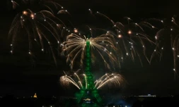 Des feux d'artifice illuminent la Tour Eiffel Ă Paris Ă l'occasion de la fĂȘte nationale le 14 juillet 2020.