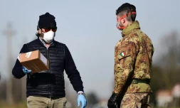 Un soldat sur un point de contrôle près de Castiglione d'Adda, au sud-est de Milan, le 27 février 2020 