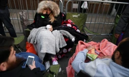 Des clients attendent devant une boutique de Londres pour acheter la derniÚre version d'un téléphone, le 3 novembre 2017