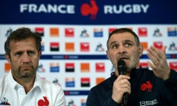 Le manager général des Bleus, Raphaël Ibanez (d), au côté du sélectionneur Fabien Galthié, en conférence de presse à Marcoussis, le 7 février 2020