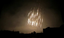 Photo prise le 23 mars 2018 montrant ce qui semble ĂȘtre des engins incendiaires au phosphore blanc tombant sur la ville de Douma, dans une des derniĂšres poches rebelles de la Ghouta orientale, Ă l'est de Damas