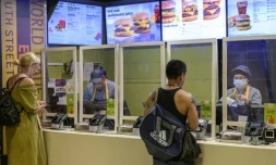 Des employés d'un  McDonald's à New York, le 27 mai  2022. Des salariés de fast-food ont manifesté à Manhattan pour demander un salaire de 20 dollars par heure, une revendication impensable avant la pandémie mais avec la pénurie de main d'oeuvre aux Etats-Unis, les entreprises ont augmenté les bas salaires.