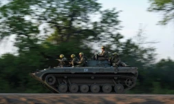 Des soldats ukrainiens à bord d'un véhicule de combat d'infanterie se dirigent vers la ville de Bakhmout dans l'est de l'Ukraine, le 20 mai 2023