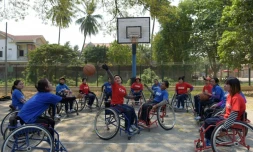 Des joueuses cambodgiennes de basket-ball en fauteuil roulant à l'entraînement le 18 février 2016 à Battambang
