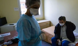 Une infirmière parle avec un sans abri atteint du coronavirus dans une résidence spécialisée à Mulhouse (Haut-Rhin), le 17 avril 2020