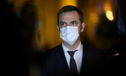 Le ministre de la Santé Olivier Véran en visite dans un centre de vaccination, le 23 décembre 2021 à Paris
