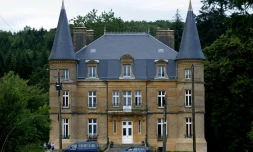 Des véhicules de la gendarmerie devant le Château du Sautou, ancienne propriété de Michel Fourniret en juin 2004