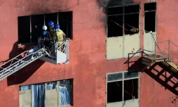 Des pompiers inspectent un entrepĂŽt oĂč s'est dĂ©clarĂ© un incendie, le 10 dĂ©cembre 2020 Ă Badalona, prĂšs de Barcelone