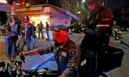 Des forces de sécurité israéliennes arrivent sur les lieux d'une fusillade dans la rue Dizengoff à Tel Aviv le 7 avril 2022