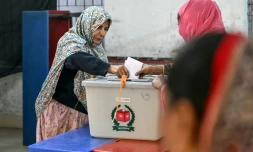 Une électrice (g) vote  à Dacca, lors des élections législatives au Bangladesh, le 12 février 2026