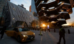 Des spectateurs arrivent le 2 avril 2021 devant le "Shed", lieu de spectacles à l'ouest de Manhattan, qui organisait un concert pour la première fois depuis la fermeture des lieux de spectacles en mars 2020