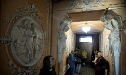 Des personnes découvrent une entrée d'immeuble d'époque lors d'une visite guidée, le 15 avril 2018 à Saint-Pétersbourg