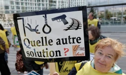 Manifestation de soutien à 12 militants du suicide assisté à l'ouverture de leur procès, le 15 septembre 2025 à Paris