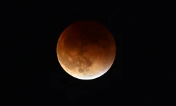 Une éclipse totale de super Lune observée depuis la vallée de San Gabriel, en Californie le 27 septembre 2015