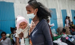 Une mère et son enfant, ayant fui les violences au Tigré, dans un camp de déplacés à Mekele, le 22 juin 2021