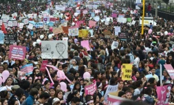 Des milliers de personnes manifestent contre les violences contre les femmes à Lima, le août 2016