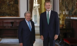 Le roi d'Espagne Felipe VI (d) pose avec le secrétaire général de l'ONU, Antonio Guterres, avant une réunion à la veille de la quatrième conférence internationale des Nations unies sur le financement du développement, à Séville, le 29 juin 2025