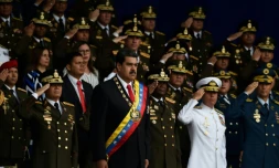 Le président vénézuélien Nicolas Maduro (c) lors d'une cérémonie militaire au cours de laquelle il est sorti indemne d'un attentat aux drones, le 4 août 2018 à Caracas