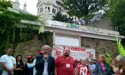 Le Secrétaire général du syndicat FO, Jean-Claude Mailly (g), lors d'une manifestation devant les toilettes publiques de Montmartre à Paris pour défendre les "dames pipi", le 20 août 2015 