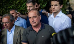 Le député brésilien Onyx Lorenzoni (au centre), présenté comme le futur chef du gouvernement du président Jair Bolsonaro, le 30 octobre 2018 à Rio