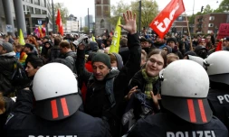 Des policiers contiennent des manifestants près de l'hôtel où se tient le congrès de l'AfD à Cologne le 22 avril 2017